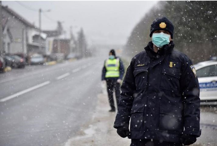 Slika: PU KOPRIVNIČKO-KRIŽEVAČKA  
  Policijski službenici na blokadnom punktu PU koprivničko-križevačka u vrijeme epidemije koronavirusa