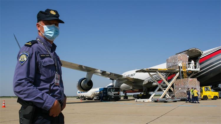 Slika: LJILJANA MEDVED KOLMAN    Postaja aerodromske policije Pleso, policija i civilna zaštita – istovar humanitarne pomoći