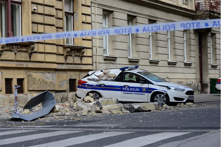 Slika: BRUNO PINTAR    Policijski automobil ispred I. PP Zagreb nakon potresa 22. ožujka 2020. godine