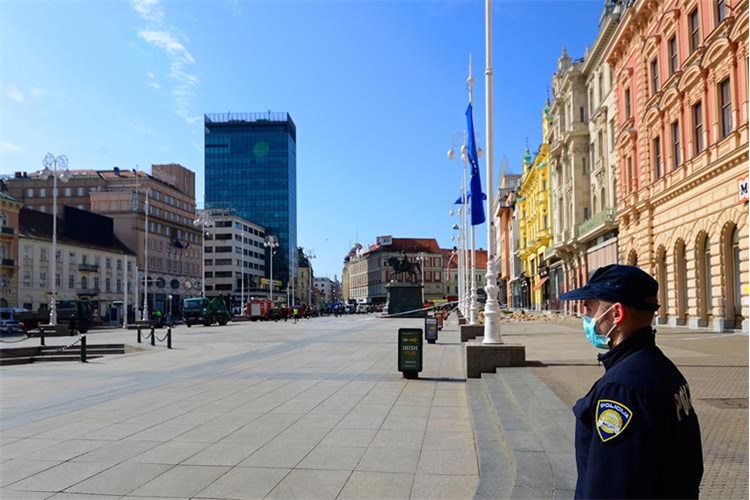 Slika: BRUNO PINTAR    Pogled na glavni zagrebački trg nakon potresa, okupljanje žurnih službi