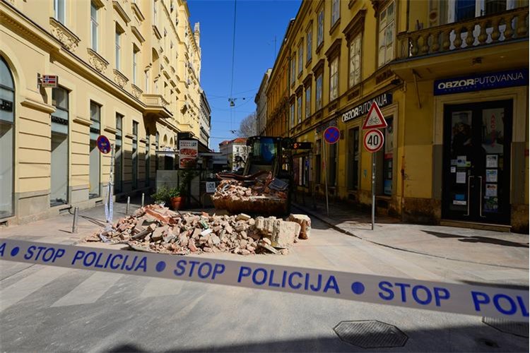 Slika: BRUNO PINTAR    Teslina ulica u Zagrebu nakon potresa