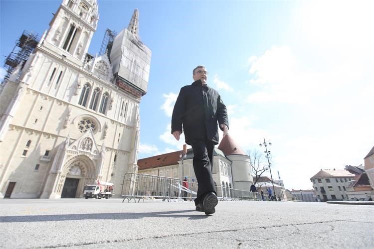 Slika: BORIS ŠĆITAR Kardinal Bozanić ispred zagrebačke katedrale poslije potresa 