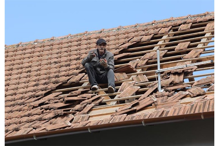 Slika: BORIS ŠĆITAR Očajan čovjek na razrušenom krovu kuće u Zagrebu nakon potresa
