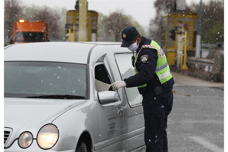 Slika: POLICIJSKA POSTAJA PREGRADA Kontrola propusnica na naplatnoj postaji Karlovac