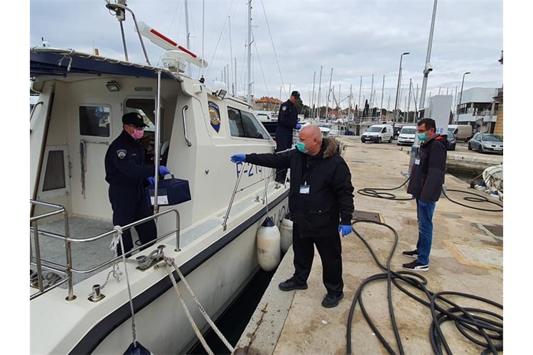 Slika: IBRAHIM SULJIĆ    Službeno policijsko plovilo „Sv. Donat“, prijevoz uzoraka krvi s Dugog otoka u Opću bolnicu Zadar 